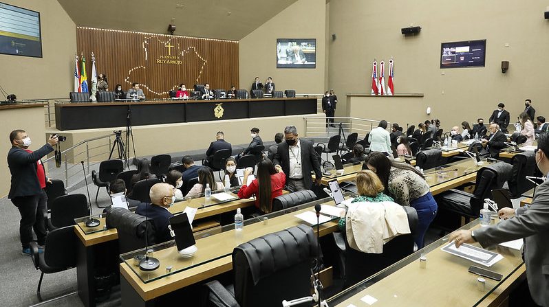 Deputados estaduais discutem preços de passagens para o Festival Folclórico de Parintins
