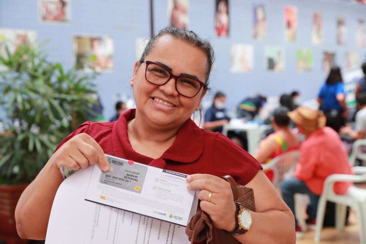 Governo do Amazonas entrega 1,1 mil cartões do Auxílio Estadual Permanente no primeiro dia da nova etapa de distribuição