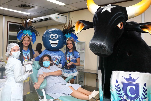 Caprichoso faz pocket show para homenagear doadores de sangue em Manaus