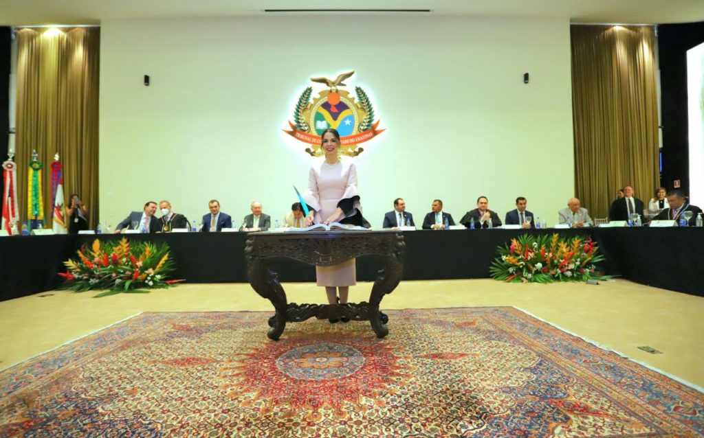 Fernanda-Cantanhede-e-empossada-no-cargo-de-procuradora-geral-do-MPCTCE-AM-2 Com discurso emocionado, Fernanda Cantanhede é empossada no cargo de procuradora-geral do MPC/TCE-AM