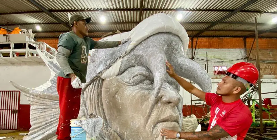 Garantido finaliza revestimento de alegorias para o Festival Folclórico de Parintins