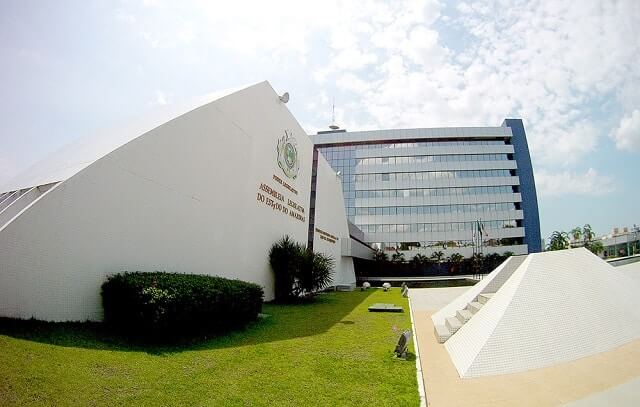 PL que dispõe sobre alinhamento e retirada de fios desordenados de postes é aprovado no Amazonas