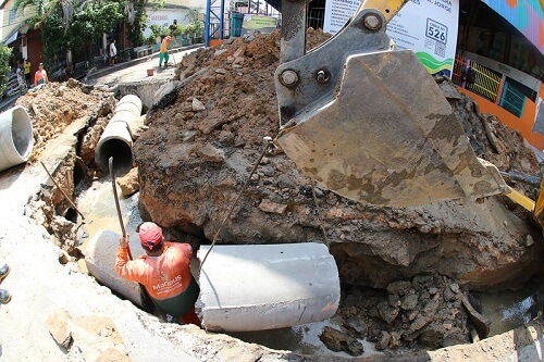 Cerca de 12 servidores da Seminf trabalham na implantação dos tubos em concreto e ferro, por onde as águas terão o destino correto, colocando fim às inundações da área.