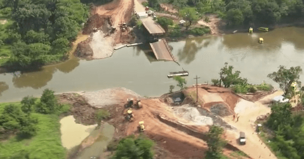 Dnit conclui aterro e libera fluxo de veículos em um dos trechos onde pontes caíram na BR-319