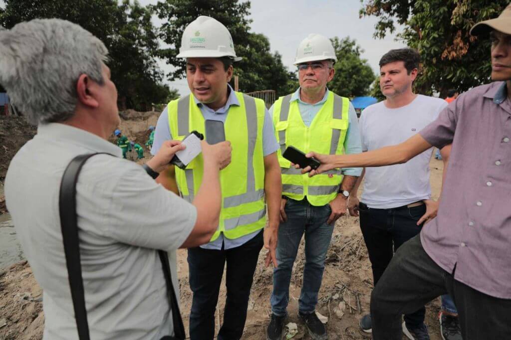 Wilson Lima vistoria construção de ponte para pedestres e veículos na zona leste e garante entrega já em 2023