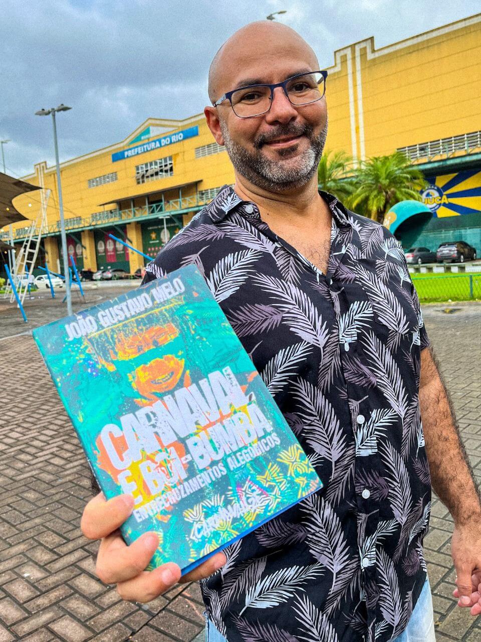 Alegorias do Carnaval carioca e de Parintins sao tema do novo livro do escritor e jornalista Joao Gustavo Melo