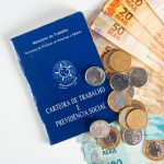 documento brasileiro de trabalho e previdencia social carteira de trabalho e previdencia social com notas de dinheiro brasileiro 259266 2954