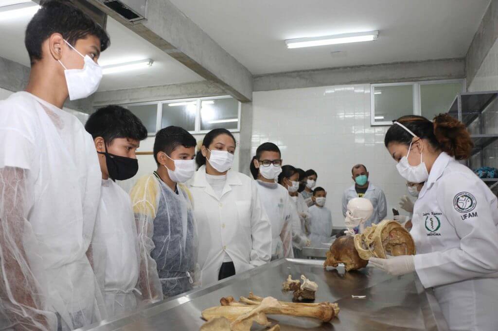 Estudantes visitam laboratorios de ciencias da Ufam