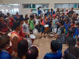 20638B60-3298-44D1-AEEA-BF12E96883FE-300x225 Alunos se jogam na folia durante CarnaCeti 2023