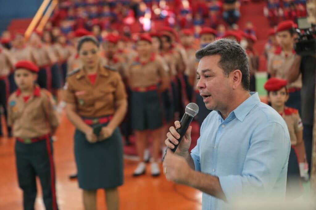 Governo do Amazonas inaugura laboratorio de informatica e entrega equipamentos digitais para colegio do Corpo de Bombeiros