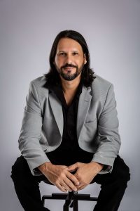 LUCELMO-LACERDA-RETRATO-DE-PERFIL-PROFISSIONAL-FERNANDO-CAPELLATO-FOTOGRAFIA-ESTUDIO-DA-CIDADE-21-200x300 Especializar não é discriminar: doutor em Educação questiona política de inclusão total adotada em escolas brasileiras