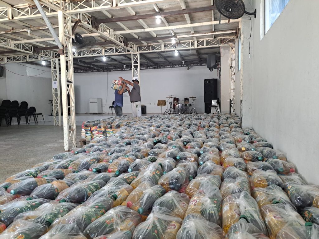 Guarana-Tuchaua-doa-cestas-basicas-para-artistas-de-Parintins-1-1024x768 Guaraná Tuchaua faz doação de mais de 800 cestas básicas para artistas de Parintins