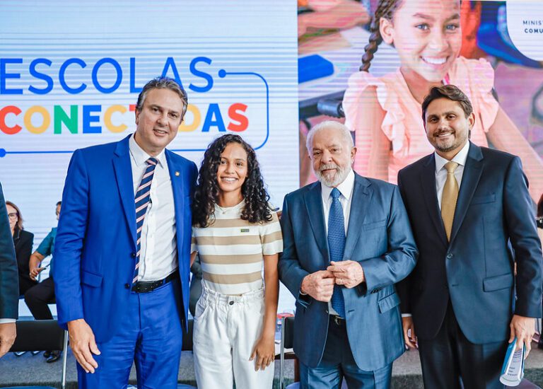 Educacao Aluna Manuela Herculano com presidente Lula e Ministros Foto Ricardo Stuckert PR 768x550 1