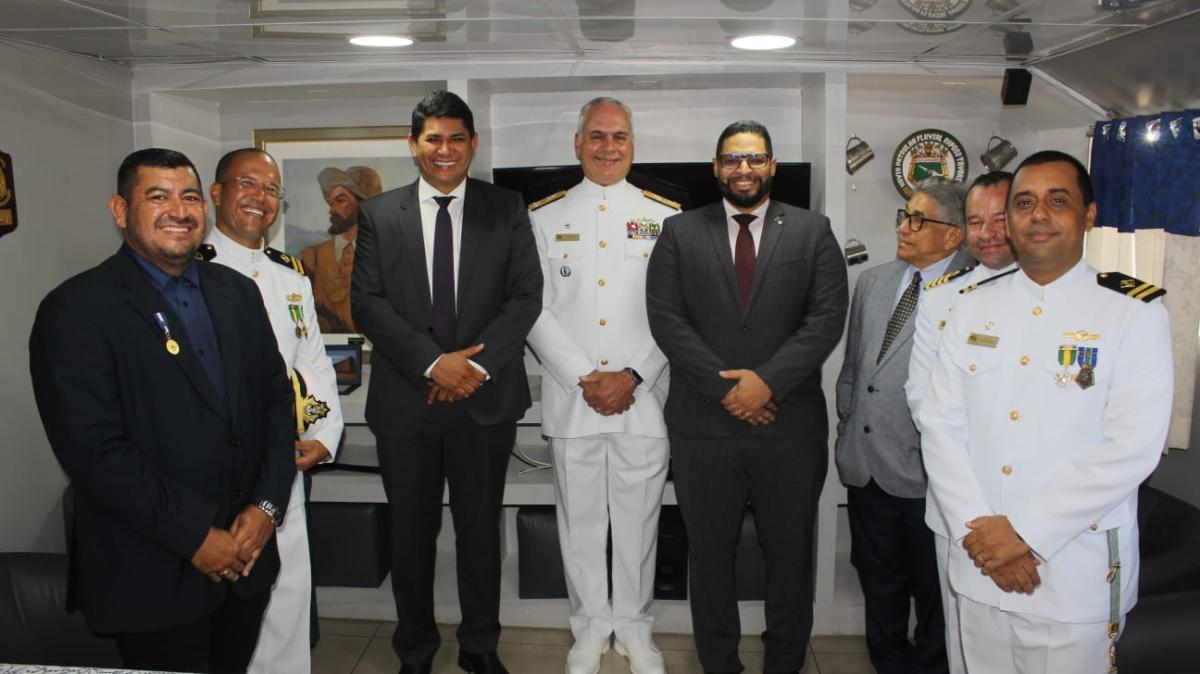 Prefeito de Parintins prestigia posse do novo Agente Fluvial da Marinha