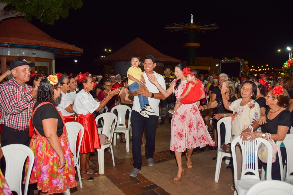 WhatsApp-Image-2024-12-18-at-23.28.18-1024x683 Prefeito Bi Garcia comemora o IDH do município na festa “A verdadeira Magia do Natal”