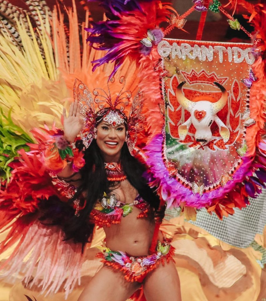 Boi-Garantido-se-prepara-para-o-Festival-de-Parintins-2025-com-novas-representantes-2-906x1024 Boi Garantido se prepara para o Festival de Parintins 2025 com novas representantes