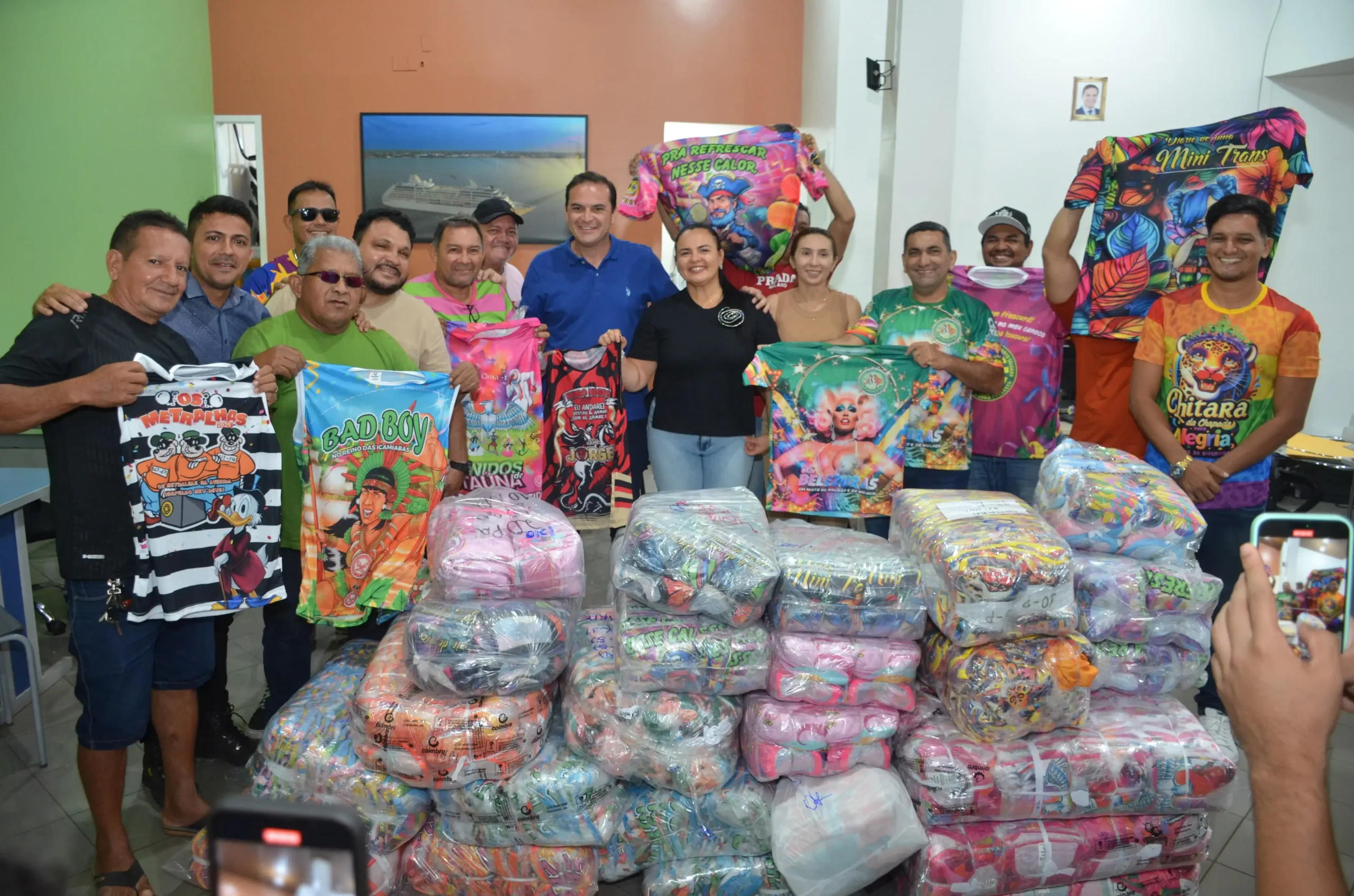 Prefeitura de Parintins entrega abadás aos blocos das chaves Irreverentes e Especiais do Carnailha 2025