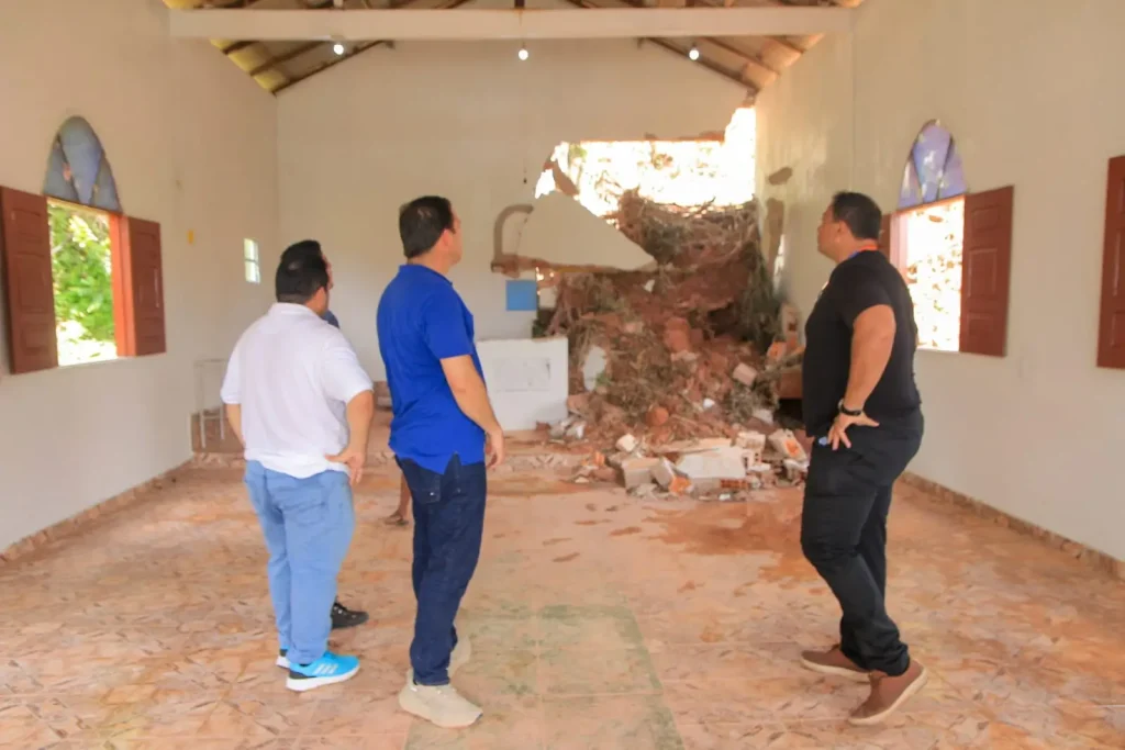 Prefeito-Mateus-Assayag-visita-area-de-desba-3-1024x683 Prefeito visita área de desbarrancamento e garante apoio às famílias