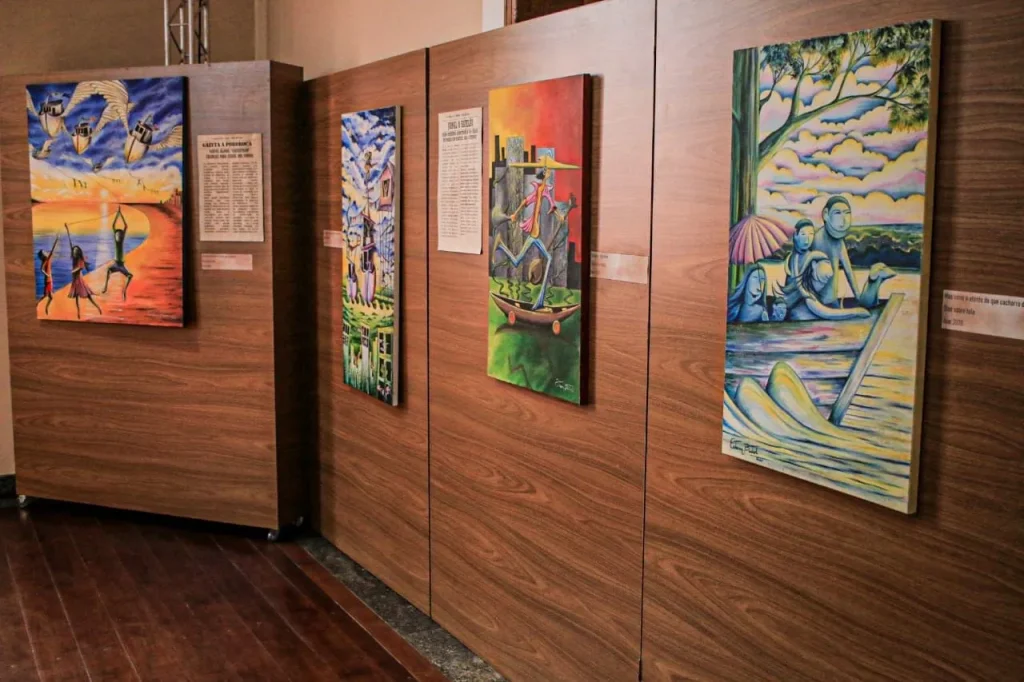 Exposicao-em-Parintins-debate-urbanizacao-na-Amazonia-por-meio-da-arte-e-da-ciencia-1024x682 Exposição "Urbano – Ribeirinhos" em Parintins Reflete sobre Identidade Amazônica