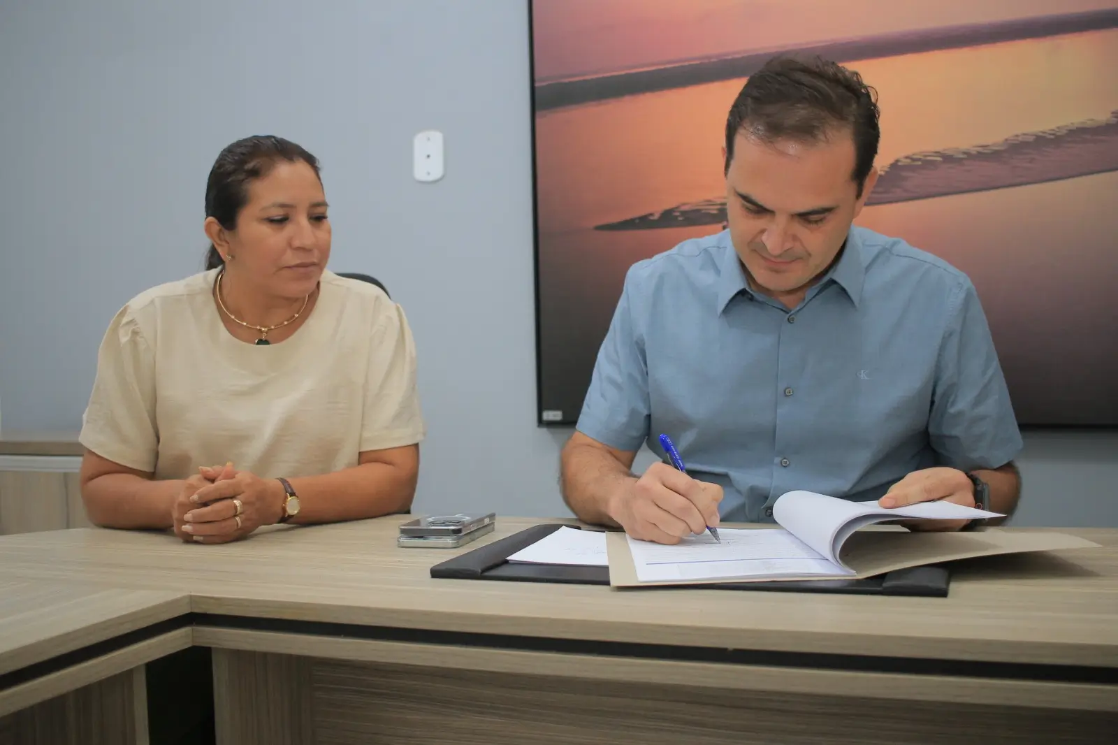 Prefeito Mateus Assayag anuncia Abono aos profissionais da Educação do exercício 2024