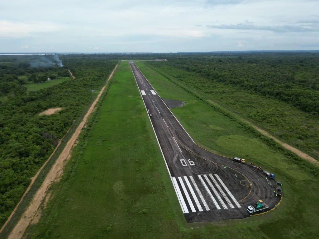 Prefeitura-de-Parintins-mantem-obras-de-recapeamento-de-600m-da-pista-do-aeroporto-2-1024x768 Recapeamento no aeroporto de Parintins garante melhorias para o Festival Folclórico 2025