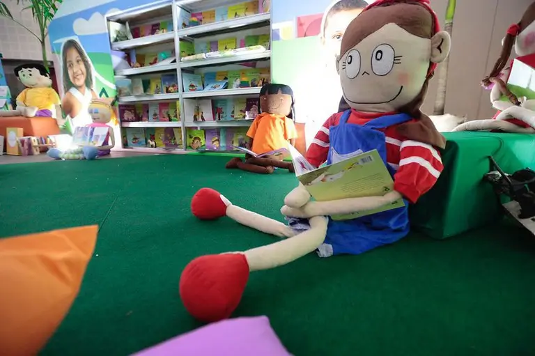 O Cantinho da Leitura tem como objetivo fomentar a instalação de ambientes agradáveis e estimulantes que promovam o contato direto das crianças com os livros