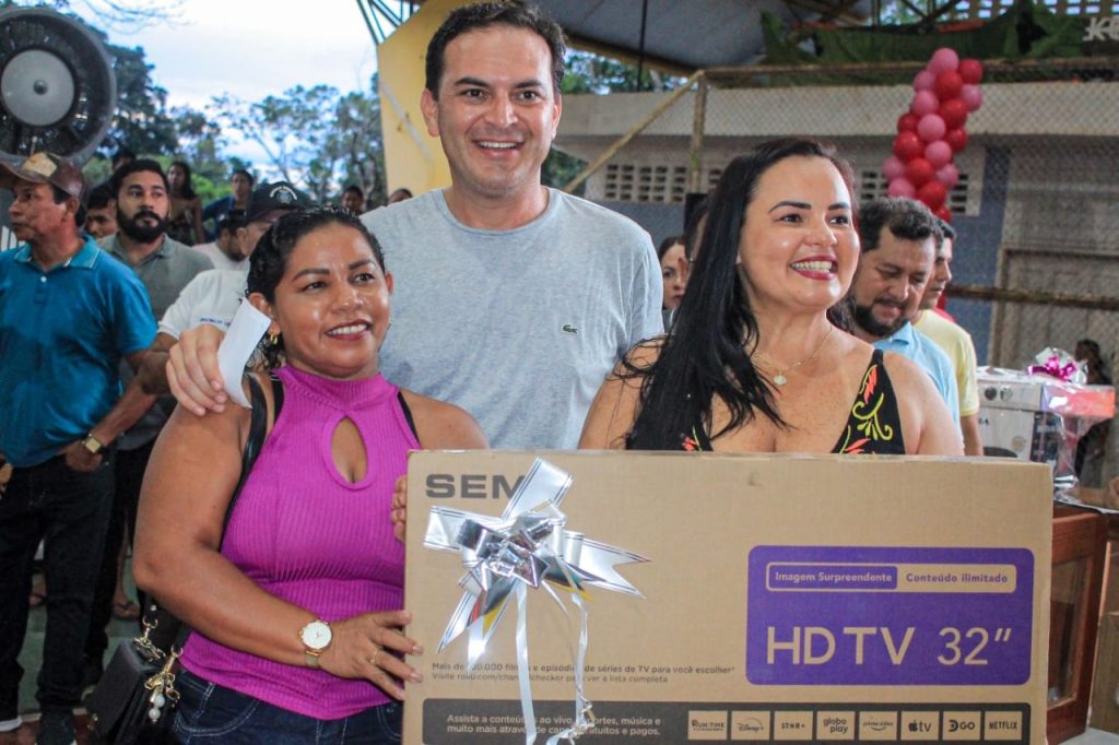 WhatsApp-Image-2025-05-19-at-10.19.43-1-1024x682 Mães da Vila Amazônia recebem homenagem e show de prêmios da Prefeitura de Parintins