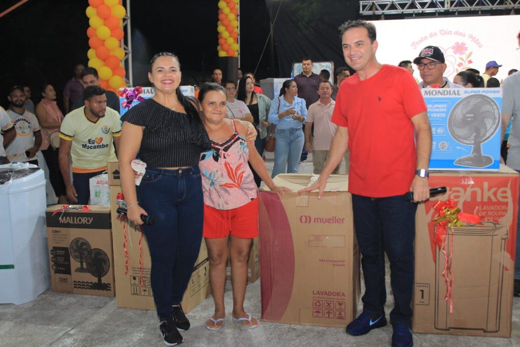 WhatsApp-Image-2025-05-25-at-12.42.56-1024x683 Em noite de festa Prefeito Mateus Assayag presenteou as mães do Mocambo