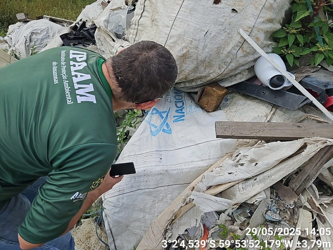 Ipaam aplica multas de R$ 1,5 milhão, embarga área de lixeira clandestina e apreende máquinas em Manaus